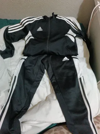 Chándal Adidas Negro y Blanco talla 10 años