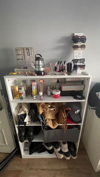 Estantería blanca.