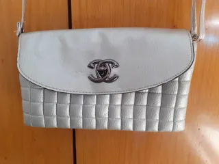 BOLSO ELEGANTE DE HOMBRO DE MUJER. ESTA USADO PERO