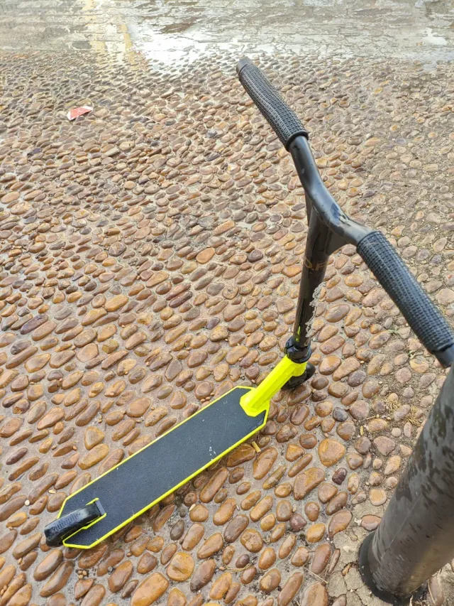 Patinete amarillo y negro