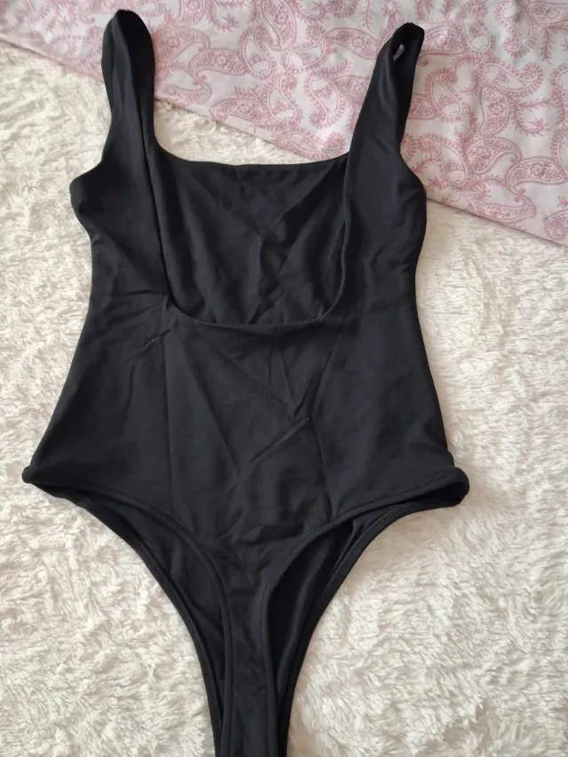 Body negro escote cuadrado
