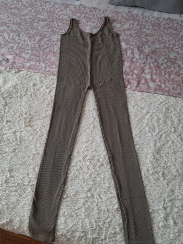 Mono deportivo verde oliva