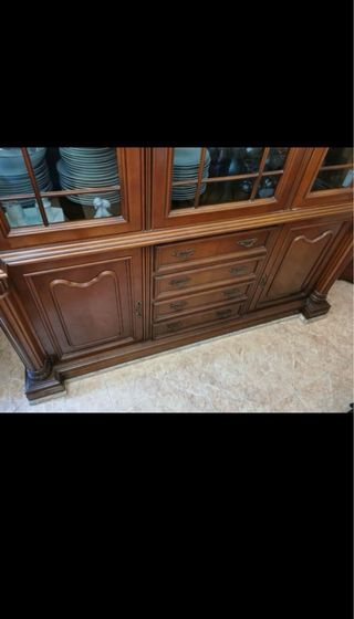 Vitrina clásica de madera y cristal