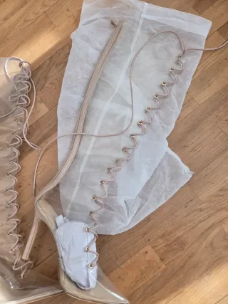 Botas altas transparentes con cordones