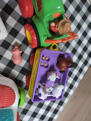 Lote juguetes bebé: tractor granja, coche y cubo