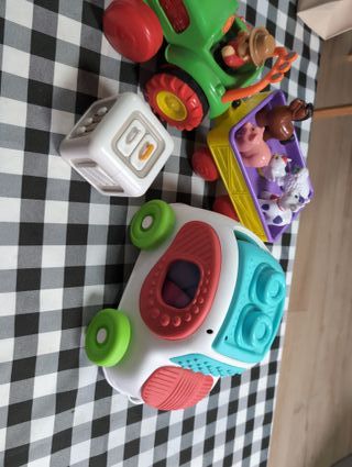 Lote juguetes bebé: tractor granja, coche y cubo
