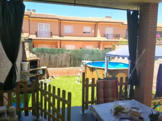 Valla de madera decorativa con puerta accesible 