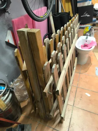 Valla de madera decorativa con puerta accesible 