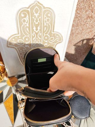 Bolso negro con detalles dorados y monedero