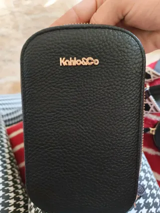 Bolso negro con detalles dorados y monedero