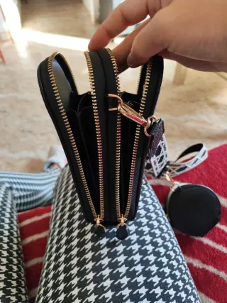 Bolso negro con detalles dorados y monedero