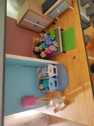 Casa de juguete con accesorios con familia