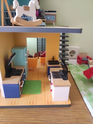 Casa de juguete con accesorios con familia