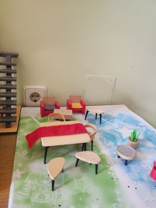 Casa de juguete con accesorios con familia