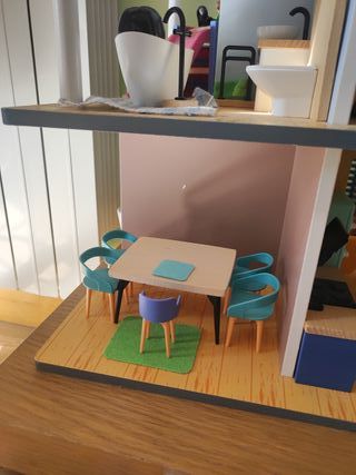 Casa de juguete con accesorios con familia