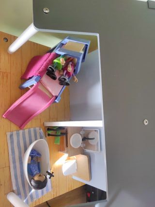 Casa de juguete con accesorios con familia