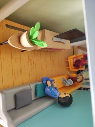Casa de juguete con accesorios con familia