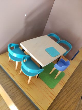 Casa de juguete con accesorios con familia