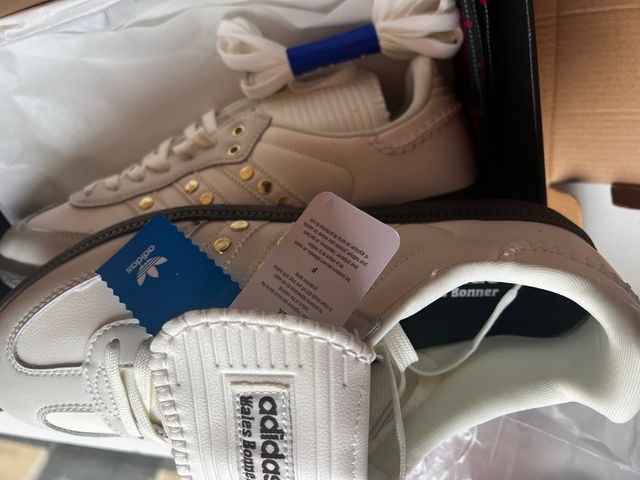 Zapatillas Adidas Blancas con Tachuelas Doradas.