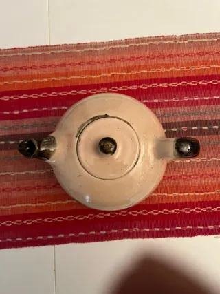 Tetera de cerámica beige y marrón