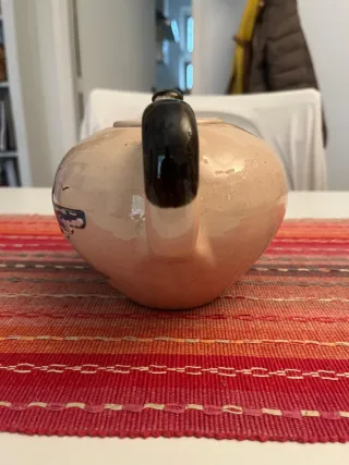Tetera de cerámica beige y marrón