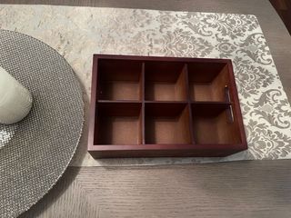 Caja organizadora de madera con compartimentos