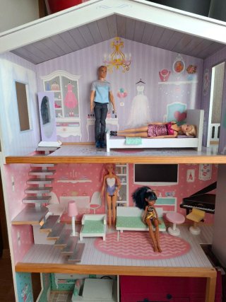 Casa de muñecas de madera