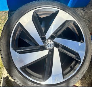 1 Llanta Golf GTI 18” y 1 Llanta Audi S8 19”