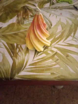 Vela decorativa naranja y amarilla
