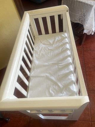 Cuna de bebé de madera blanca
