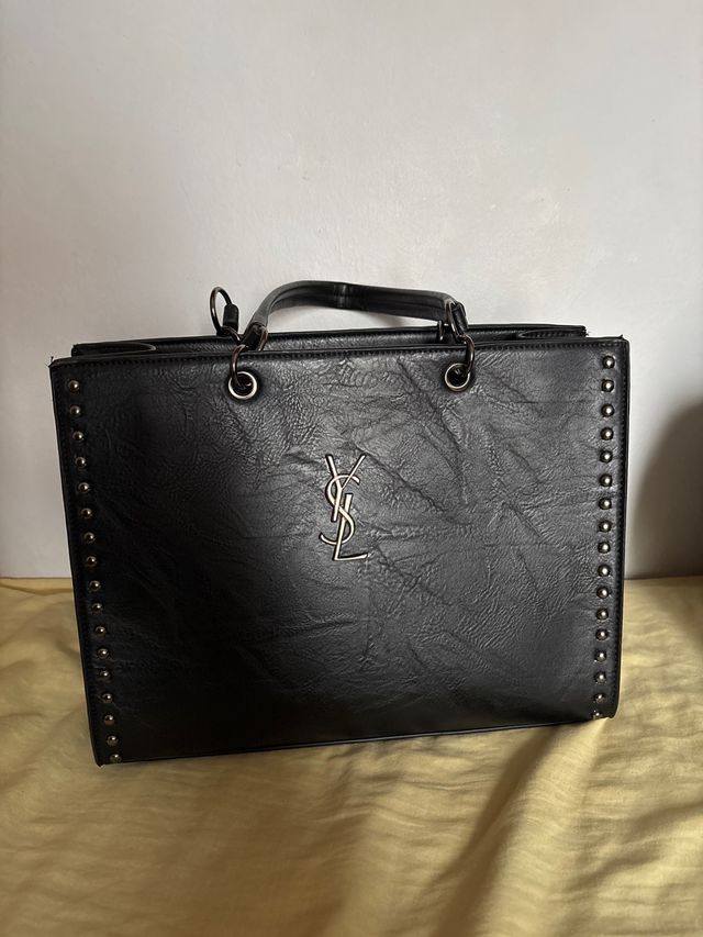 Bolso Grande Negro con Tachuelas
