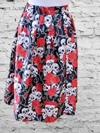Falda gótica calaveras y rosas