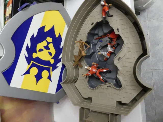 Escudo de juguete con espada y figuras,