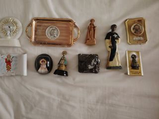 Figuras religiosas, medallas y rosarios