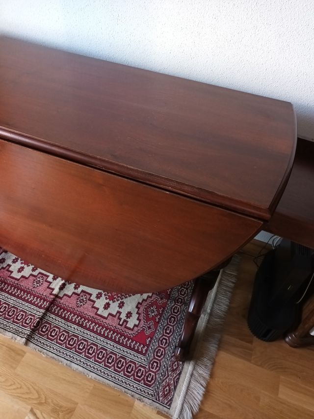 Mesa de madera plegable.