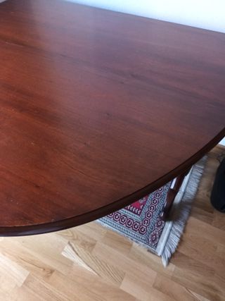 Mesa de madera plegable.