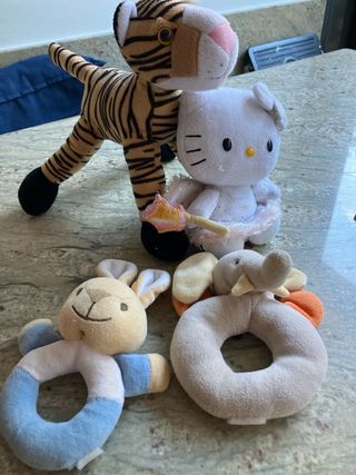 Lote 10 peluches: Hello Kitty, Minnie, Oso