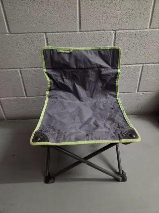 Silla de camping plegable gris y verde