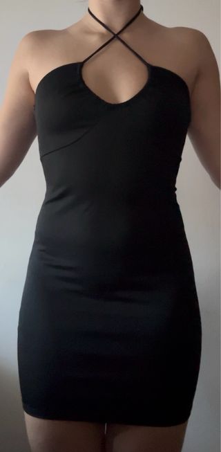 Vestido negro halter con escote