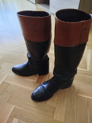 Botas altas de piel negras y marrones