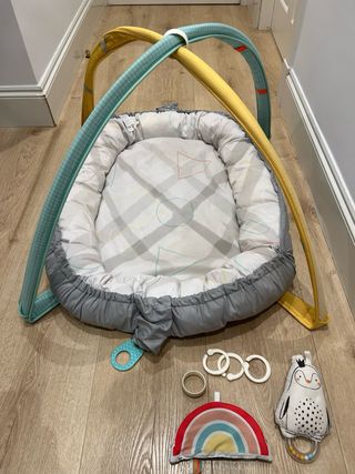 Gimnasio bebé con arco y juguetes