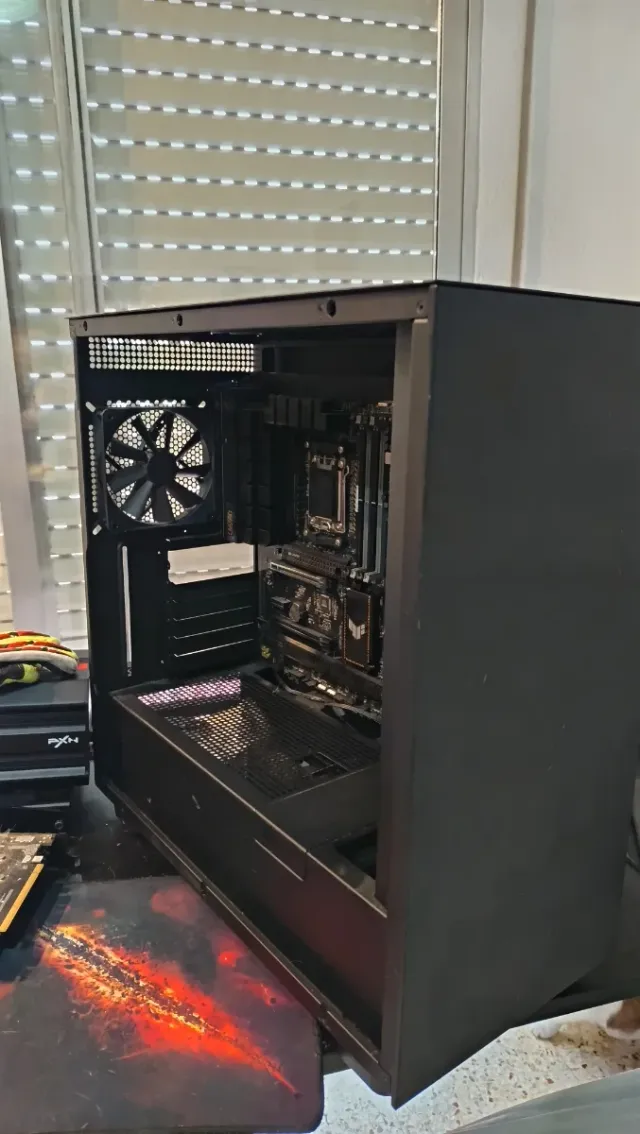 Caja y Placa Base Asus B650