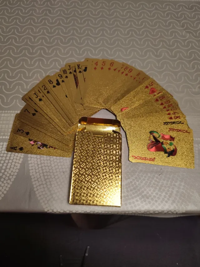 Cartas de póker doradas brillantes
