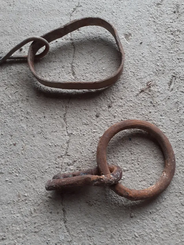 Argollas grandes antiguas hechas en fragua.