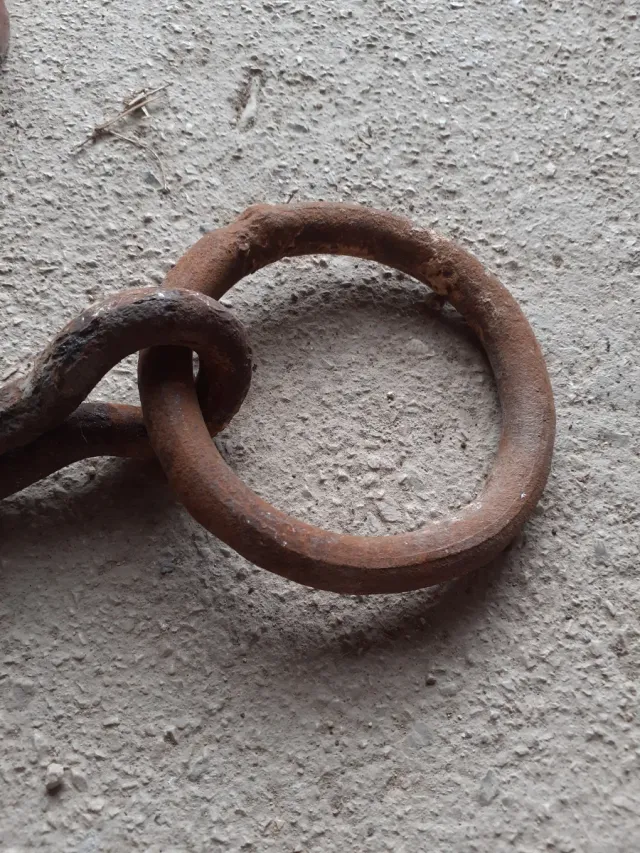 Argollas grandes antiguas hechas en fragua.
