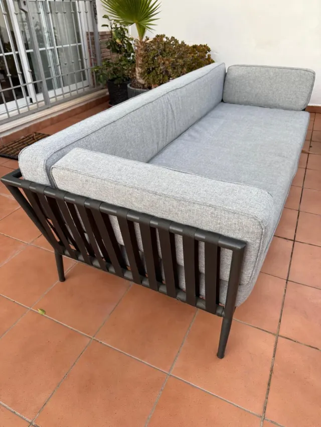 Sofá exterior gris y negro