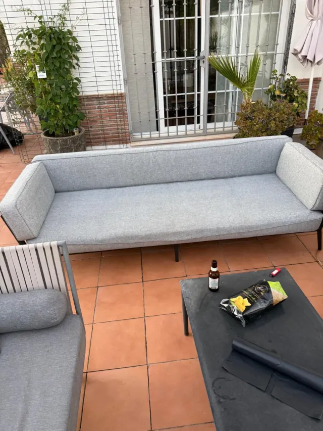 Sofá exterior gris y negro