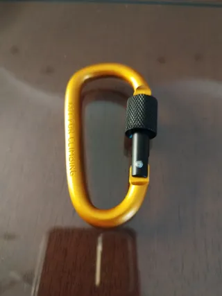 N.4 Moschettone vari colori con vite di chiusura.