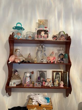 Estantería de madera marrón