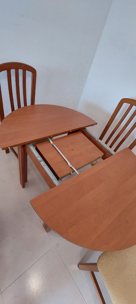 Mesa redonda extensible y 4 sillas de madera